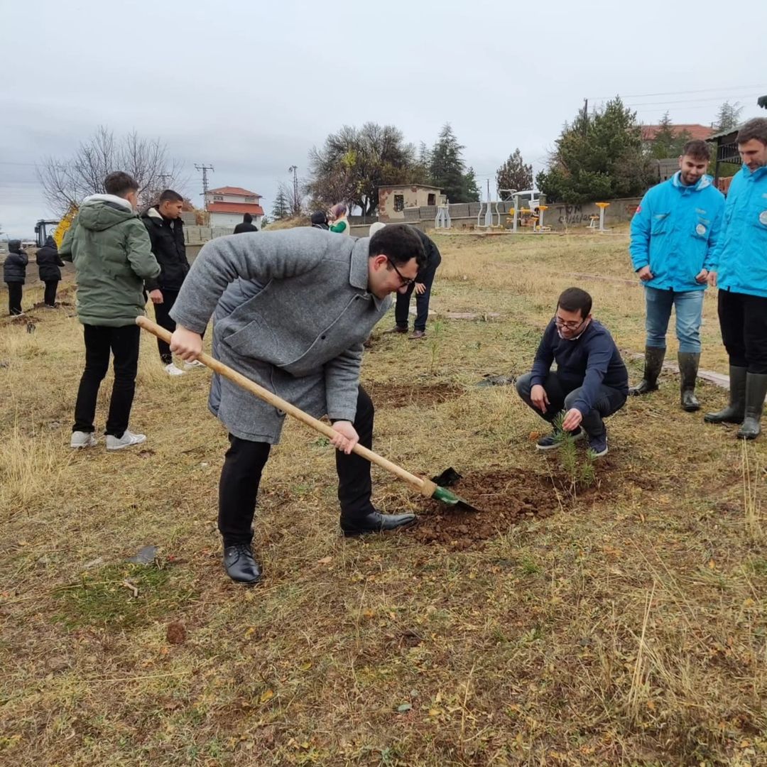 Akçakent Parkı’na öğretmenlerimiz ve öğrencilerimiz tarafından "24Kasım Öğretmenler Günü" vesilesiyle fidan dikimi yapıldı.